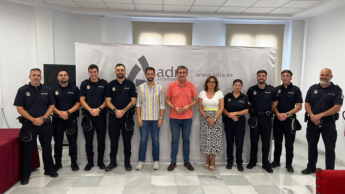 Manuel Cortés recibe a los seis policías locales en el inicio de sus prácticas en la Jefatura de Adra