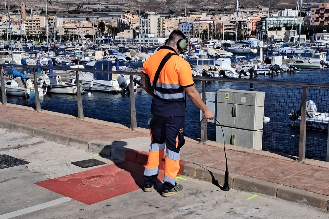 Adra repara más de 1500 fugas de agua en los dos últimos años