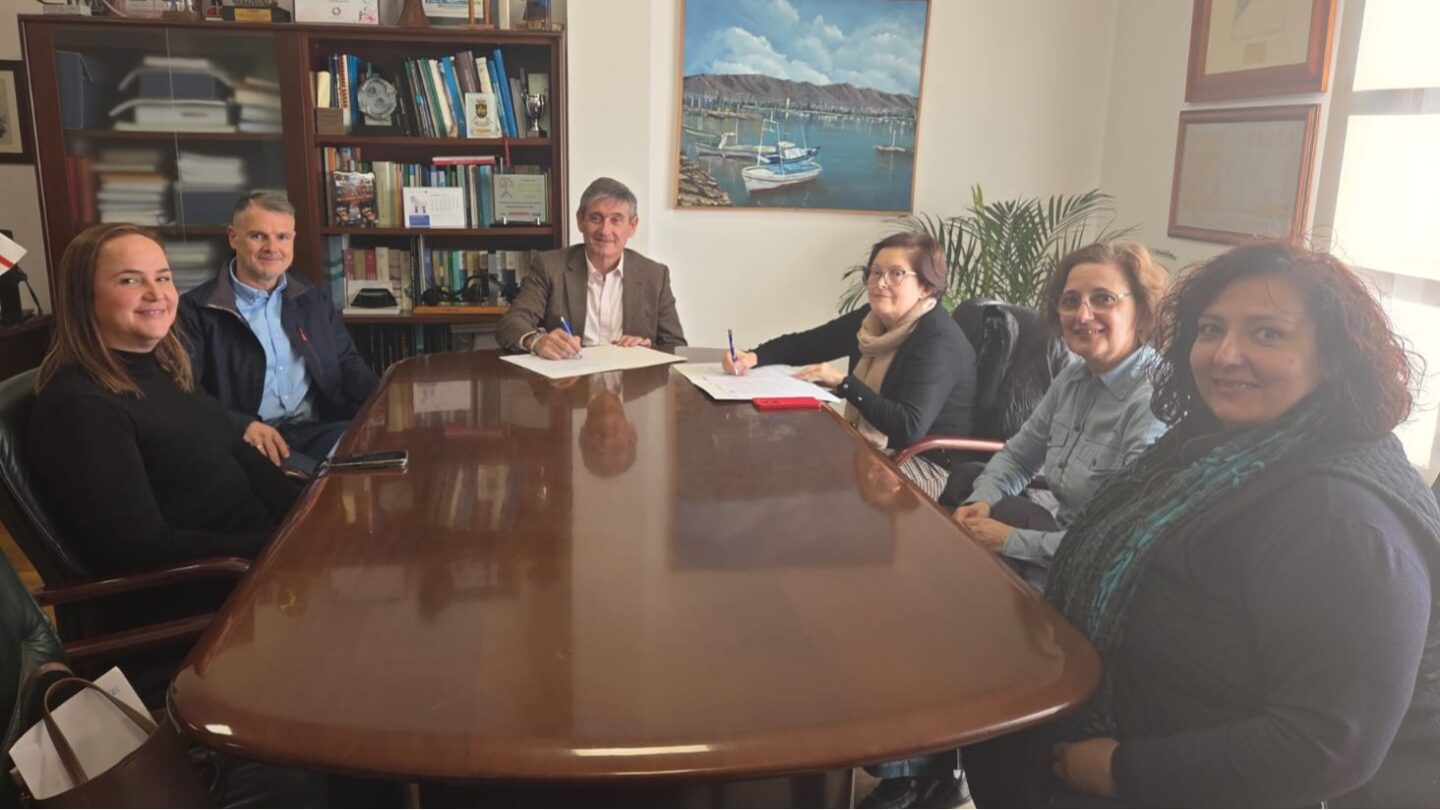 El Ayuntamiento de Adra refuerza su apoyo al comercio con la firma de un nuevo convenio de colaboración