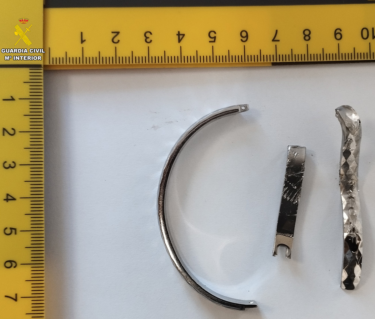 La Guardia Civil detiene a dos personas en Adra por estafar más de 8.000 euros en joyas falsas