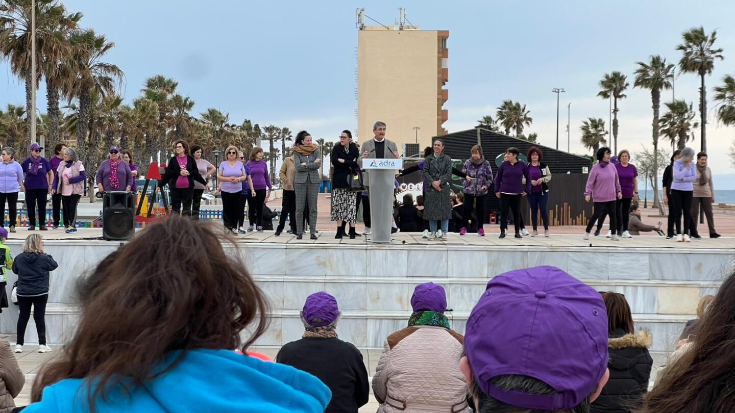 Adra conmemora el 8M con la lectura del manifiesto por la igualdad en el acto ‘Pasos por la Igualdad’