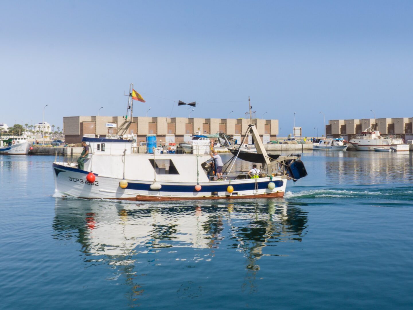 El Ayuntamiento de Adra gestiona casi 330 licencias de pesca durante el año 2025