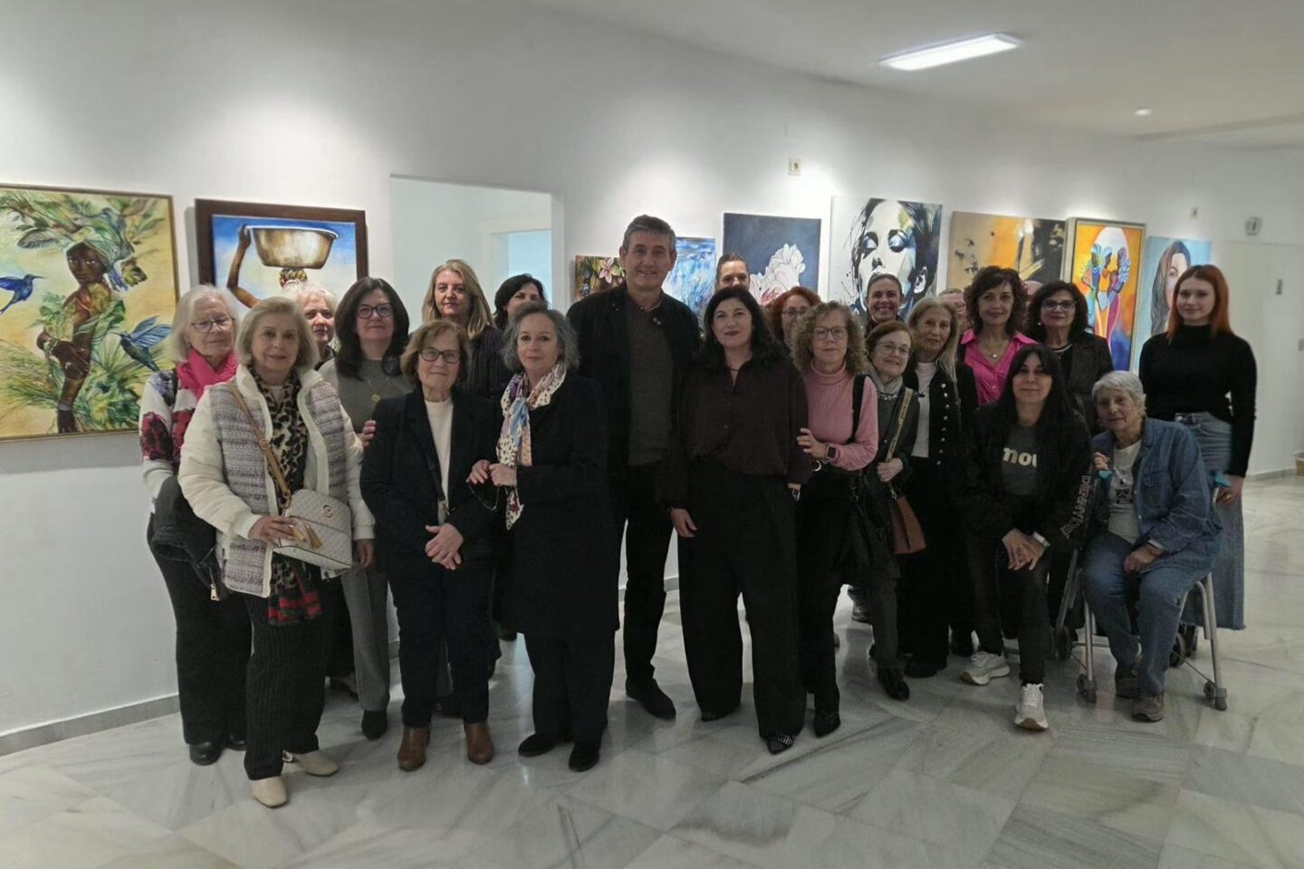 Manuel Cortés inaugura en Adra la exposición ‘El Arte de Ser Mujer’ del Taller Municipal de Pintura al Óleo