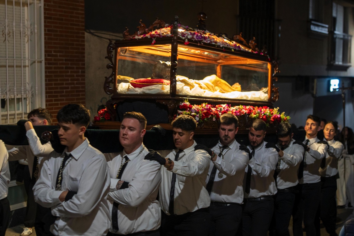 El luto y el silencio envuelve en Adra el último adiós al Señor