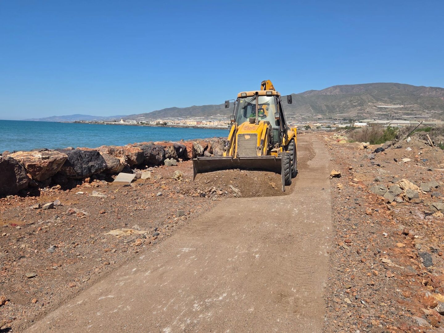 El Ayuntamiento de Adra realiza labores de acondicionado de caminos rurales