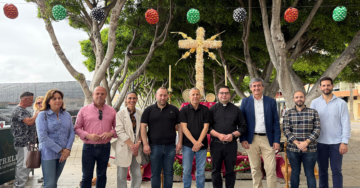 Las Cruces de Mayo llenan de color, convivencia y tradición las calles de Adra