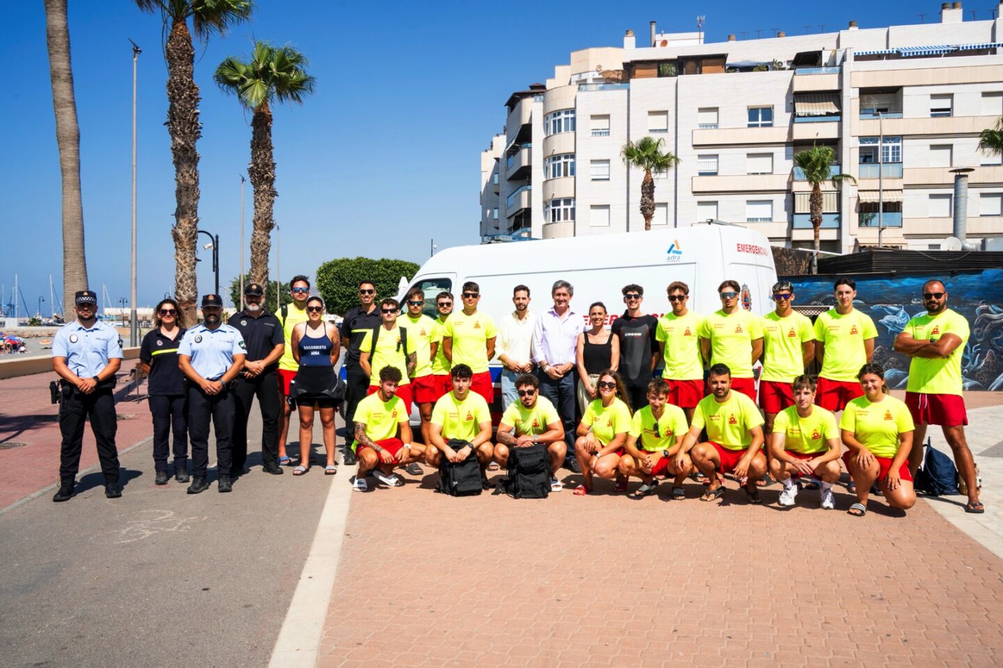 Adra refuerza la seguridad en sus playas con más socorristas, moto acuática y nuevo material de rescate