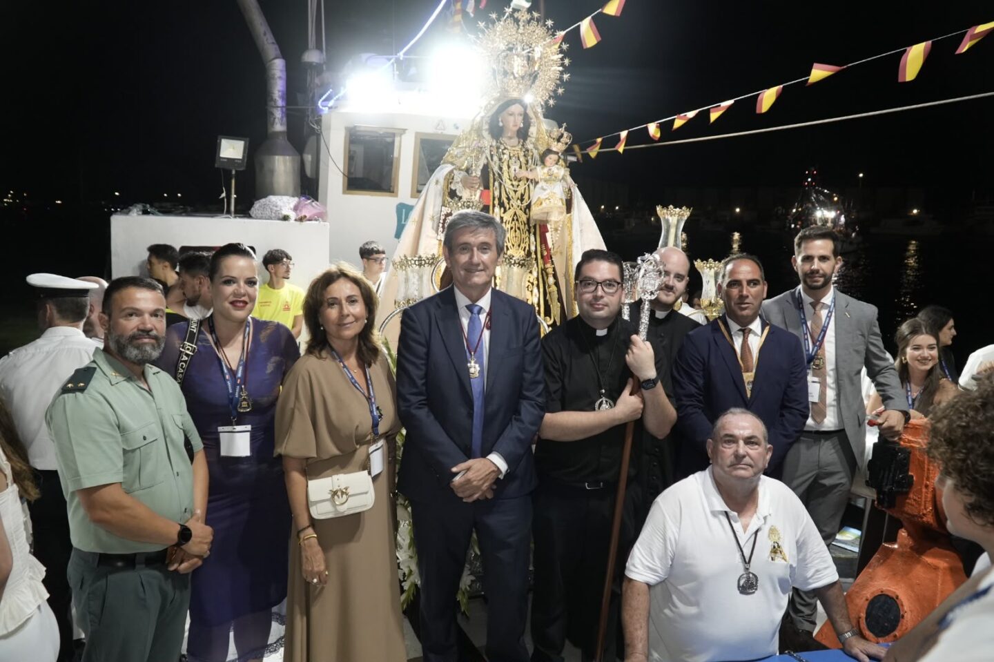 Adra venera a la Virgen del Carmen en su día grande con una procesión y el paseo por la bahía