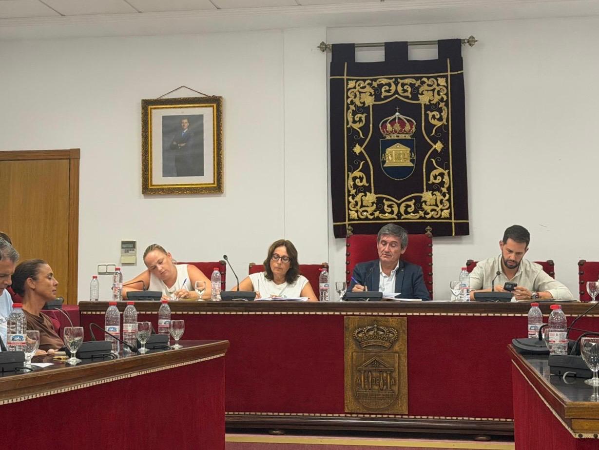 El Pleno de Adra reclama al Gobierno de España que agilice la llegada del agua desalada al municipio