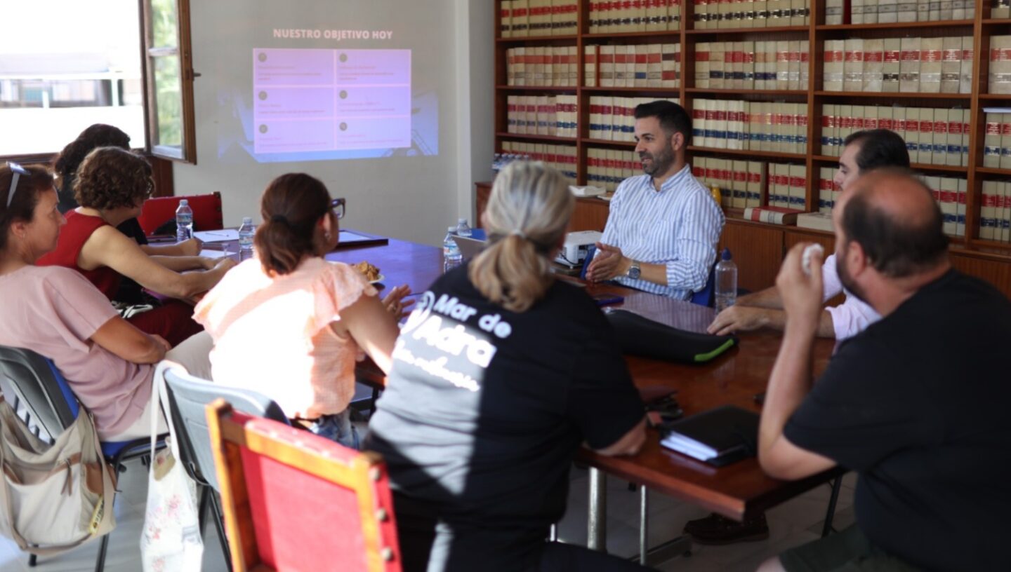 Los comercios y hosteleros de Adra se ponen al día sobre VeriFactu