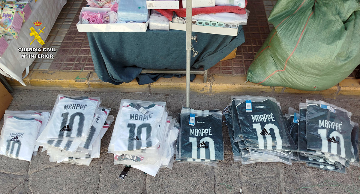 Investigan a dos personas e intervienen más de 1.250 prendas falsificadas en Adra