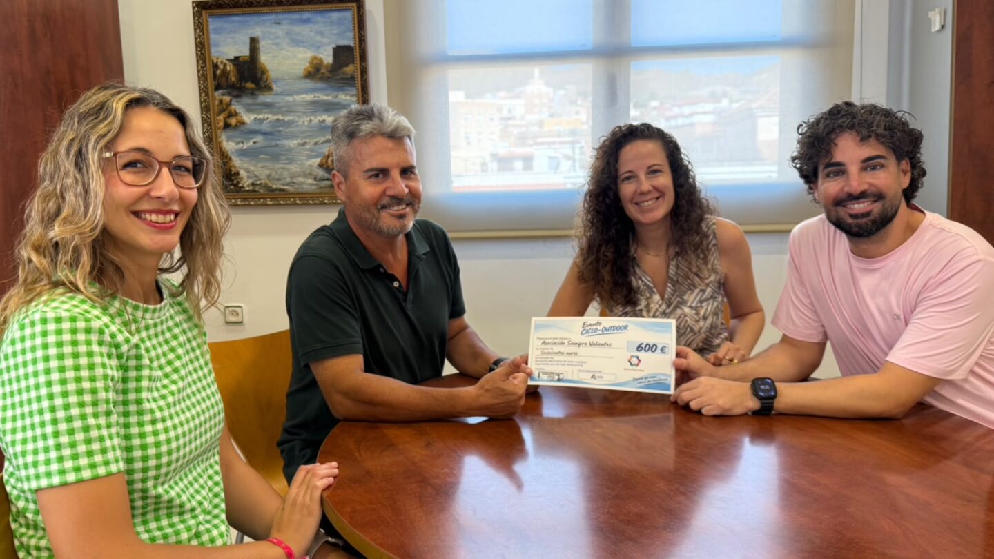 Adracycling entrega 600 euros a la Asociación Siempre Valientes tras el éxito de su evento solidario