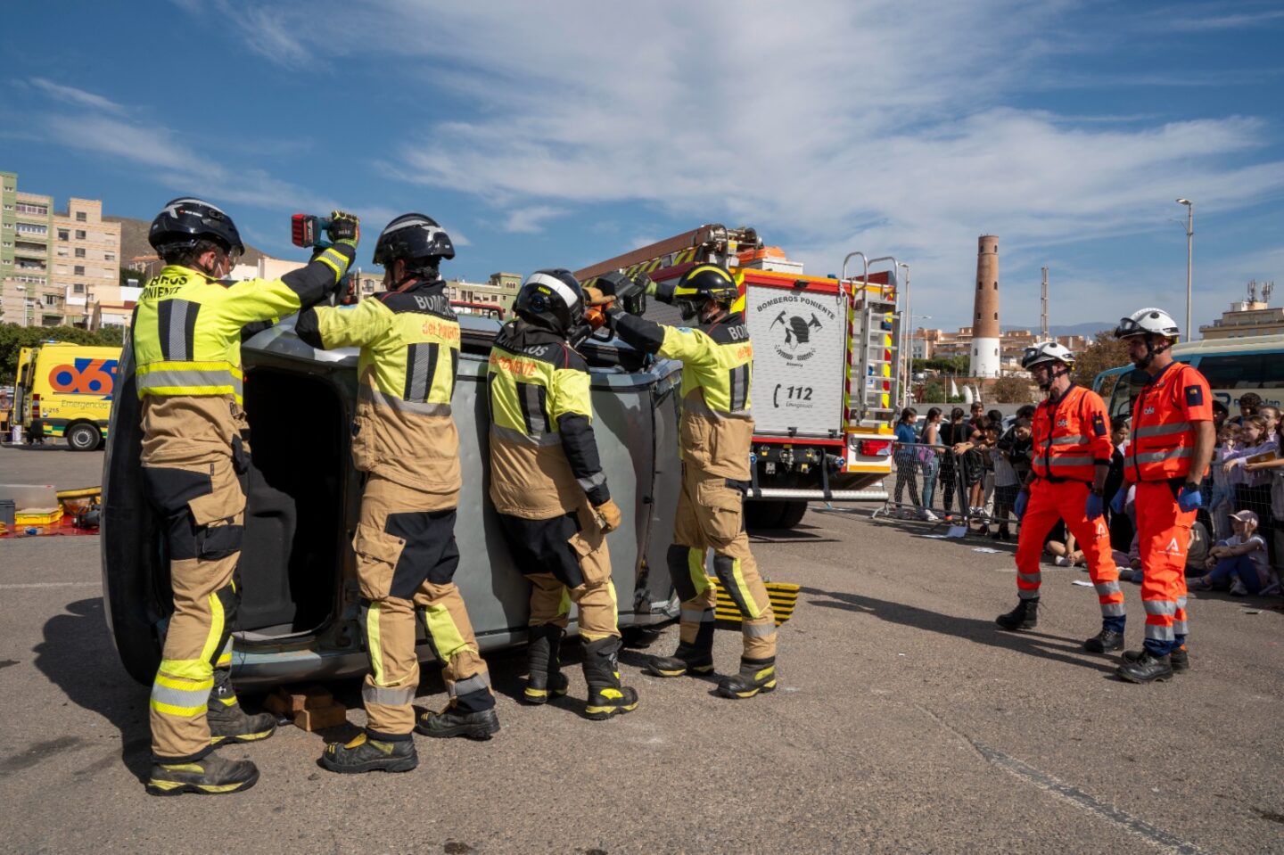 Adra celebra la II Gala de Emergencias, Auxilio y Rescate en Carretera con un simulacro de accidente