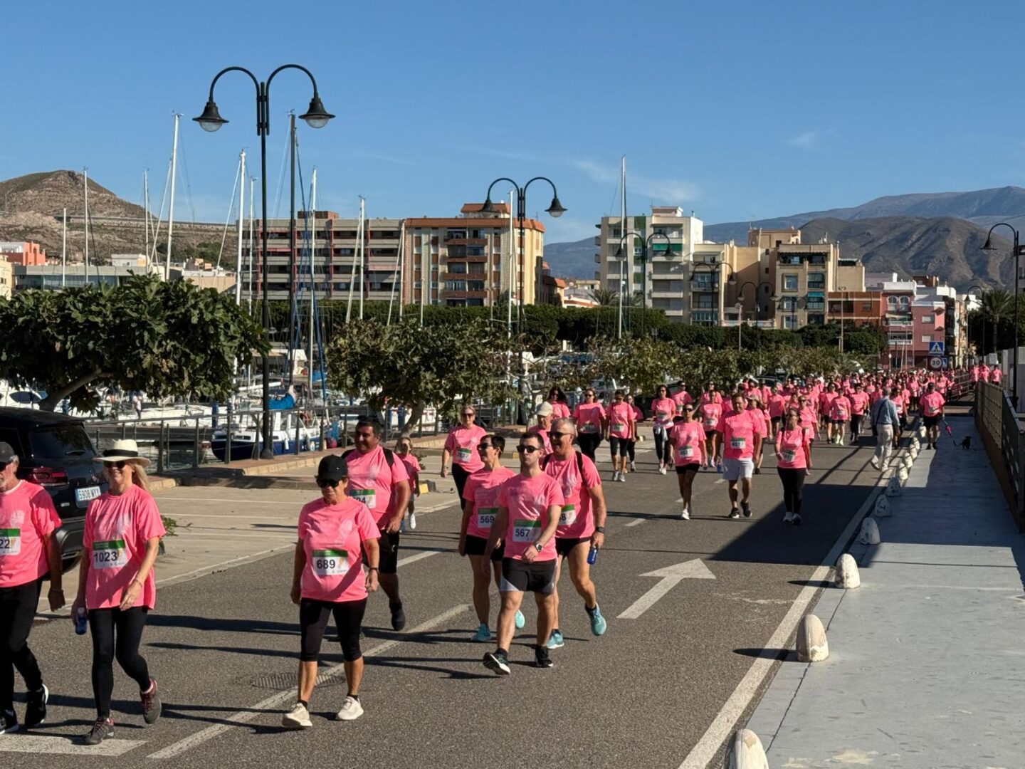 Más de mil personas se unen en Adra en una multitudinaria marcha solidaria contra el cáncer